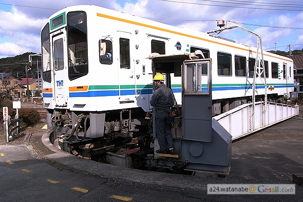 転車台で回転中のTH2111
